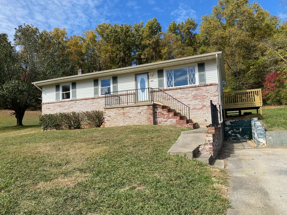 262 Benbow Rd in Greeneville, TN - Building Photo