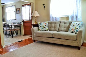 301 Meadowlark Ln in West Mifflin, PA - Building Photo - Building Photo