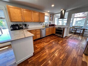 5301 SW Shore Pl in Seattle, WA - Building Photo - Building Photo