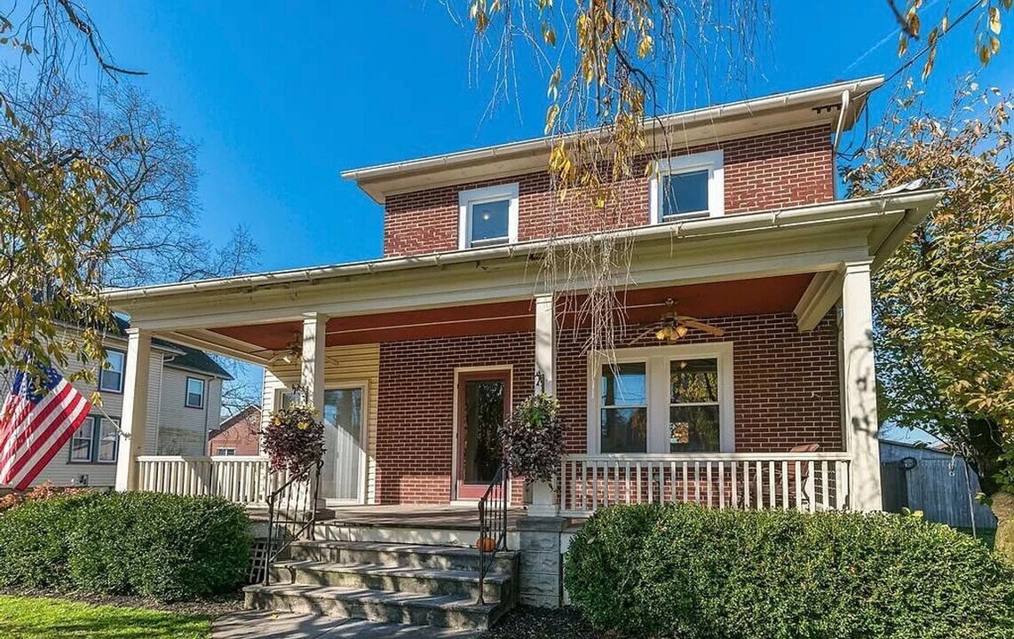 4 S Singer Ave in Paradise, PA - Building Photo