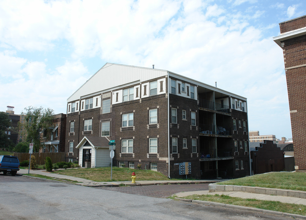 Milton Apartments in Omaha, NE - Building Photo