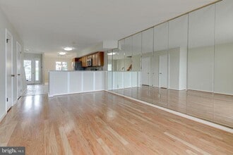 11 Queen Elizabeth Ct in Chester, MD - Foto de edificio - Building Photo