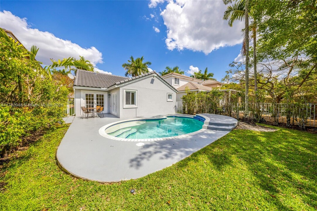 929 Phoenix Way in Weston, FL - Foto de edificio