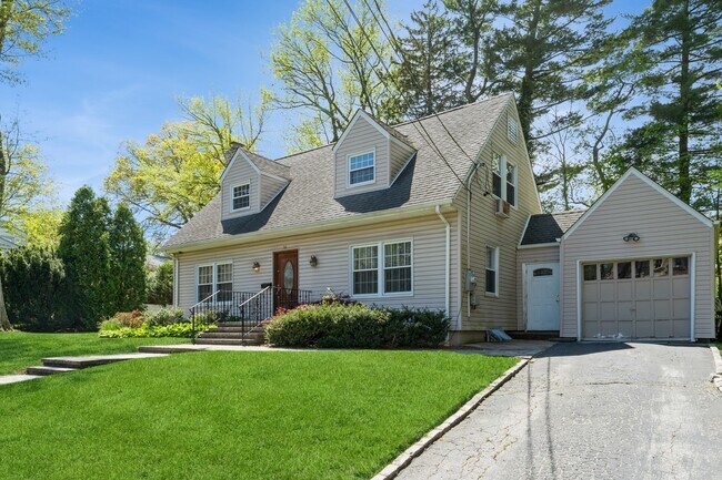 16 Plymouth Rd in Great Neck, NY - Building Photo - Building Photo