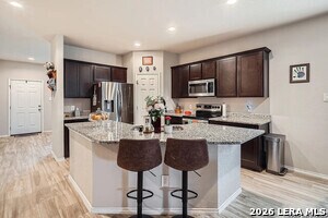 13039 Heathers Sun in Saint Hedwig, TX - Foto de edificio - Building Photo