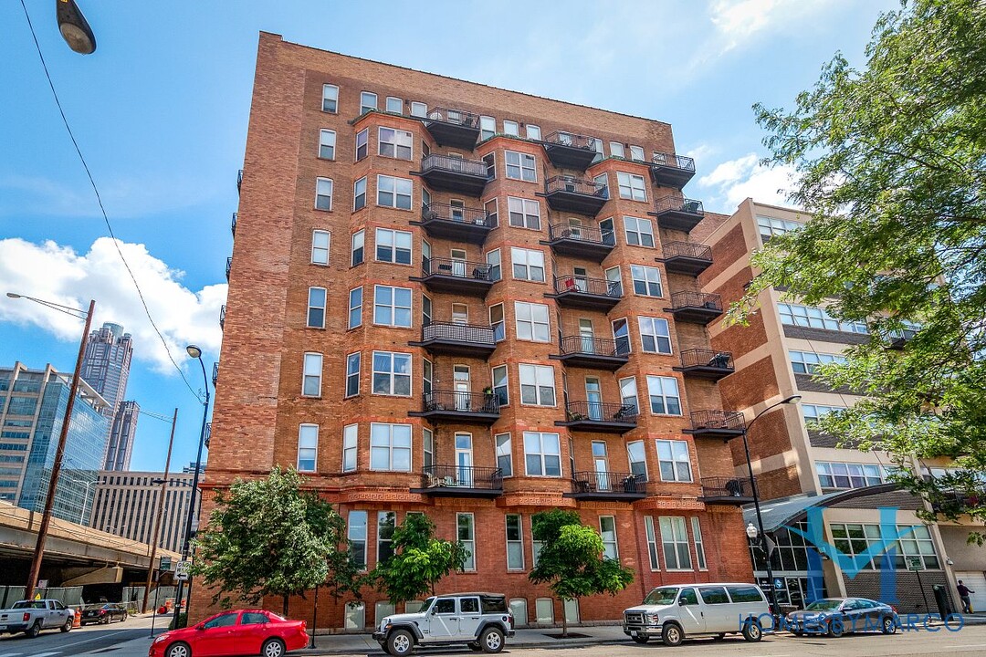 500 S Clinton St, Unit 323 in Chicago, IL - Building Photo