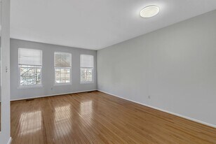 487 Fort Hill Cir in Fort Washington, PA - Building Photo