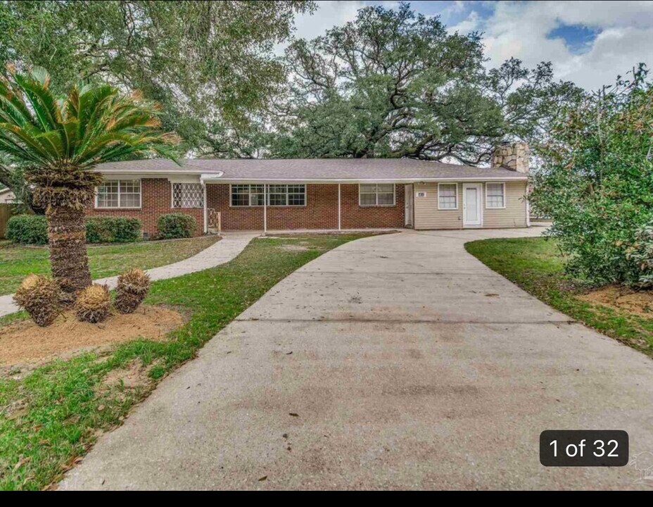 6400 W Fairfield Dr in Pensacola, FL - Foto de edificio