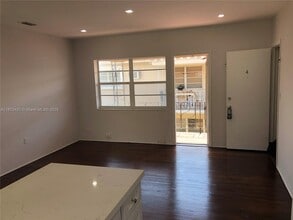 110 Zamora Ave, Unit #4 in Coral Gables, FL - Foto de edificio - Building Photo