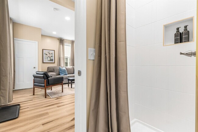 295 Euclid St, Unit SI ID1032310P in Mount Clemens, MI - Foto de edificio - Building Photo