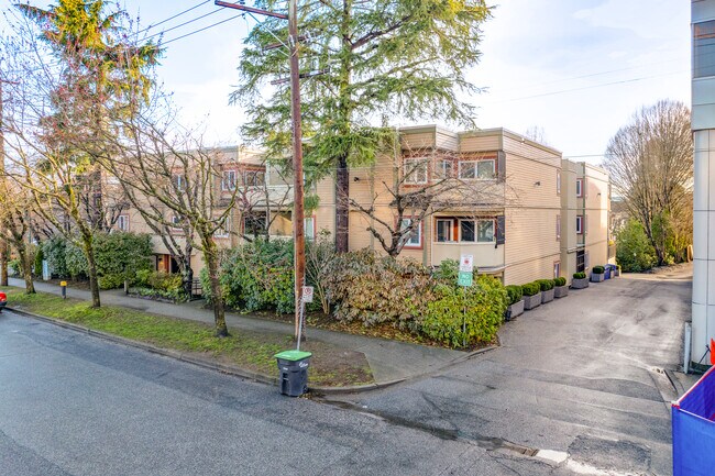 Phoenix Court Housing in Vancouver, BC - Building Photo - Primary Photo