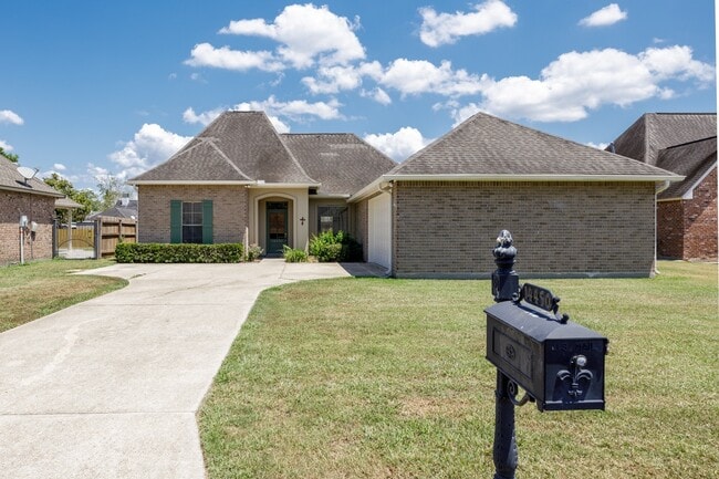 14450 Lake Meadows Ct in Gonzales, LA - Building Photo - Building Photo