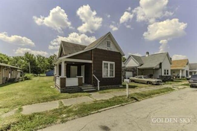 property at 1109 E 8th St