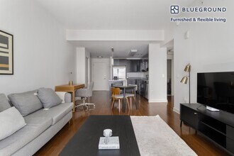 4918 St Elmo Ave in Bethesda, MD - Foto de edificio - Building Photo