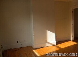 339 Centre St, Unit 2 in Boston, MA - Foto de edificio - Building Photo