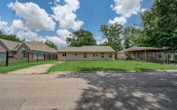 5839 Southurst St in Houston, TX - Building Photo - Building Photo
