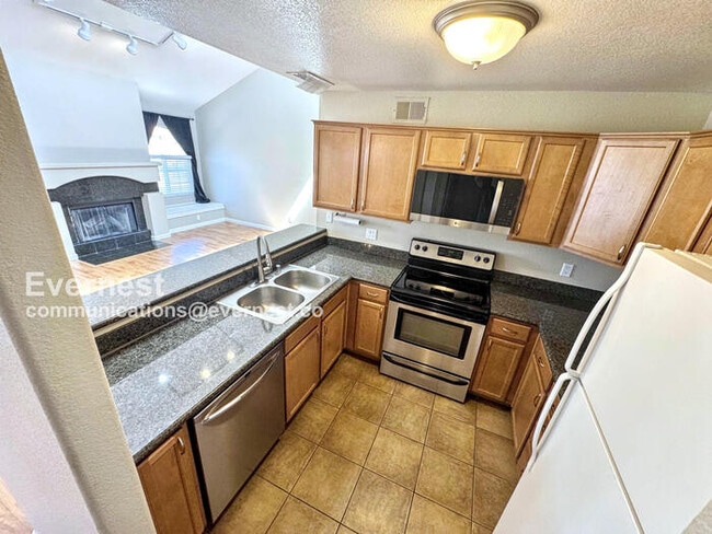 9325 W Desert Inn Rd in Las Vegas, NV - Foto de edificio - Building Photo