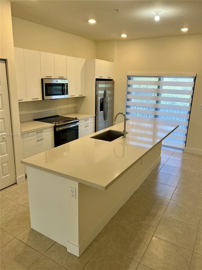 8031 NW 104th Ave in Doral, FL - Building Photo - Building Photo