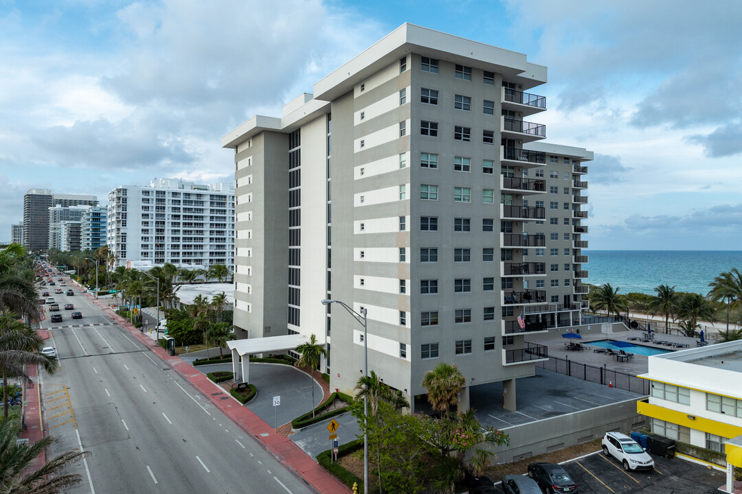 The Manatee in Surfside, FL - Building Photo