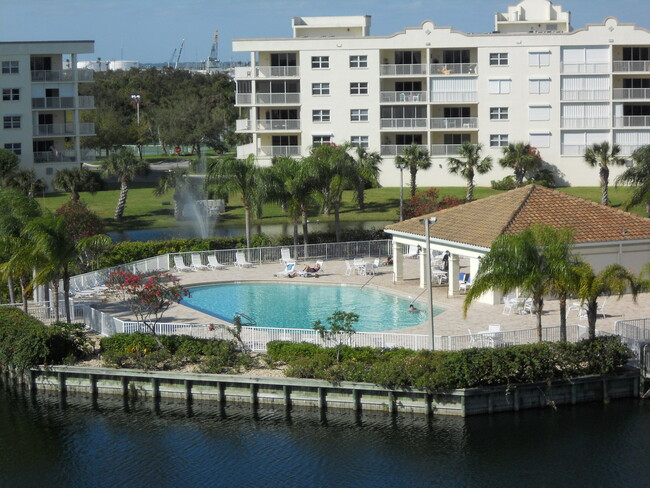 8911 Lake Dr in Cape Canaveral, FL - Building Photo - Building Photo