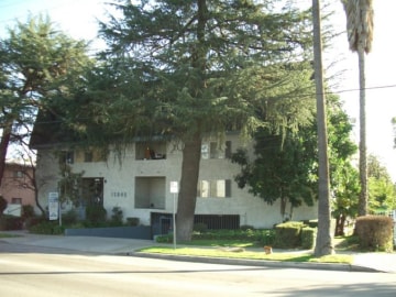 15840 Sherman Way in Van Nuys, CA - Foto de edificio