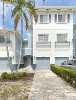 1446 NW 34th Way in Lauderhill, FL - Building Photo