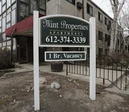 2401 Clinton Av in Minneapolis, MN - Foto de edificio - Building Photo