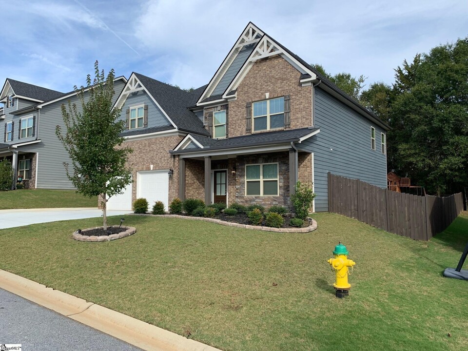 215 Peters Glenn Ct in Simpsonville, SC - Building Photo