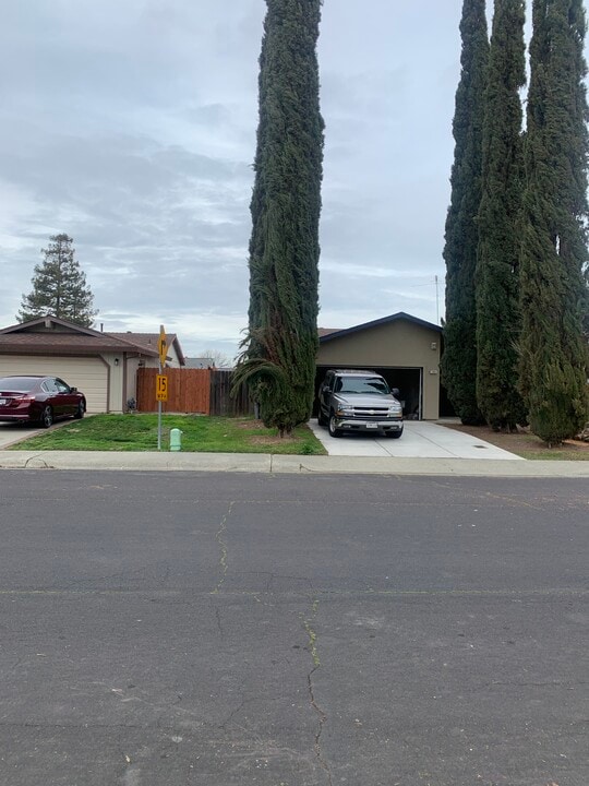 2965 Janet Dr in West Sacramento, CA - Building Photo