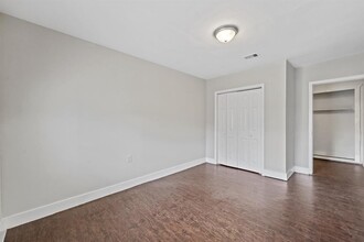 9133 Woodlyn Rd in Houston, TX - Building Photo - Building Photo