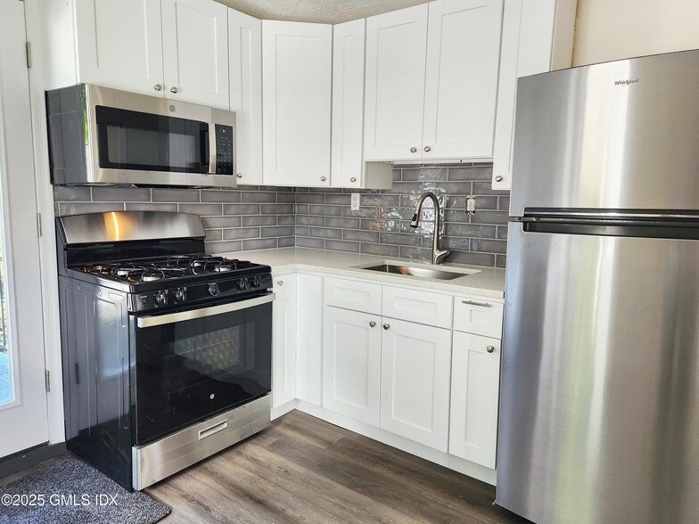 336 Hamilton Ave, Unit B in Greenwich, CT - Building Photo