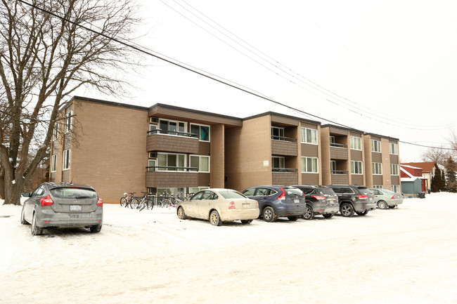 Americana Apartments in East Lansing, MI - Foto de edificio - Building Photo