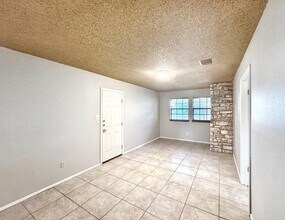 501 Ridge Dr in San Marcos, TX - Foto de edificio - Building Photo