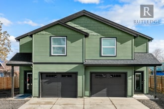 347 Lozier Ln in Medford, OR - Building Photo - Building Photo