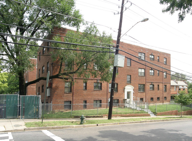 400 Chesapeake St SE in Washington, DC - Foto de edificio - Building Photo