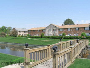 Holly Point in Chesapeake, VA - Foto de edificio - Building Photo