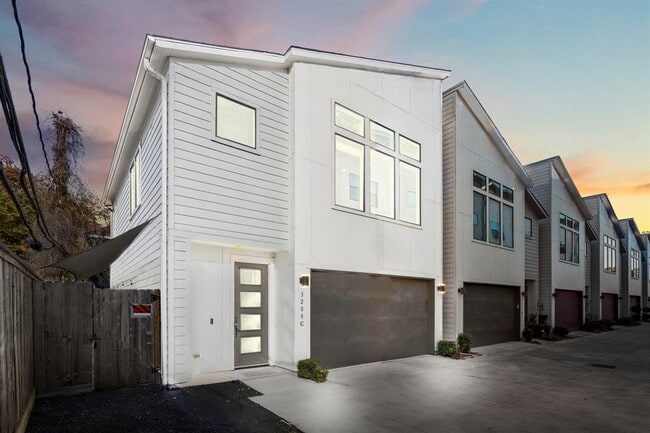 property at 3208 N MacGregor Way