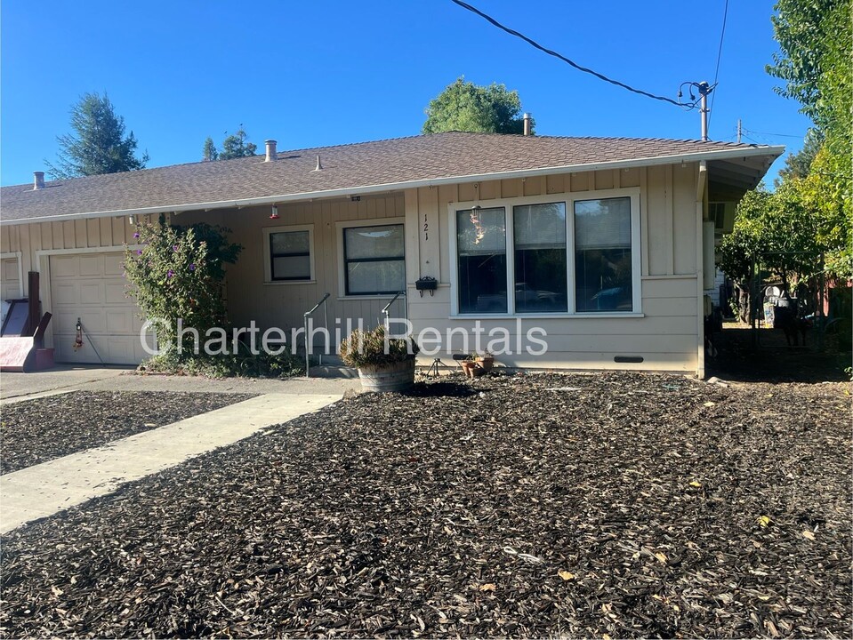 121 S East St-Unit -SouthEastStreet121 in Cloverdale, CA - Building Photo