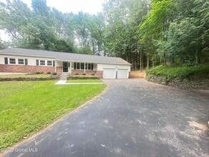 8 Hill Dr in Ballston Lake, NY - Building Photo - Building Photo