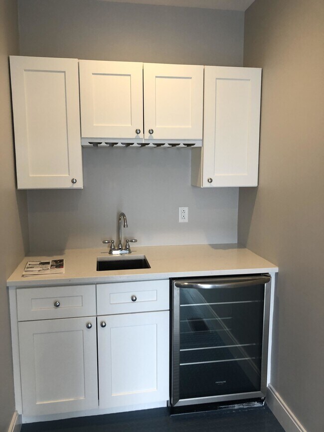 1460 Tremont St, Unit 310 in Boston, MA - Building Photo - Building Photo