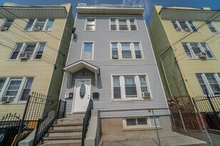 422 Woodside Ave in Newark, NJ - Building Photo