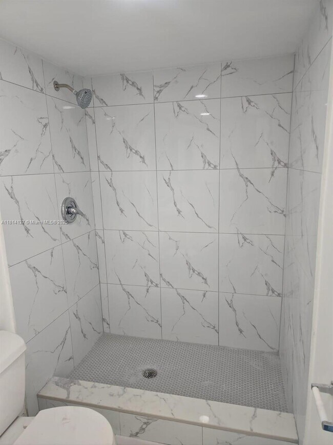 19055 NW 62nd Ave in Hialeah, FL - Building Photo - Building Photo