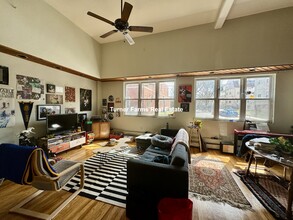 104 Central St, Unit 1R in Somerville, MA - Foto de edificio - Building Photo