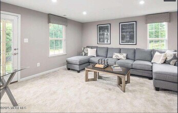 401 High Pointe Ln in Tinton Falls, NJ - Building Photo - Building Photo