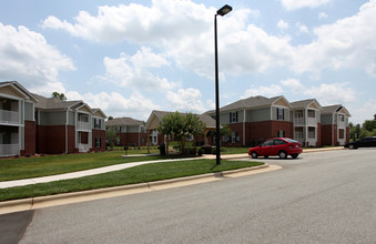 Auburn Trace Apartments in Burlington, NC - Building Photo - Building Photo