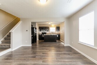 8043 Fisher Bend Dr in Indianapolis, IN - Foto de edificio - Building Photo