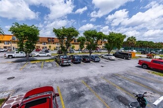 245 NW 109th Ave in Doral, FL - Foto de edificio - Building Photo