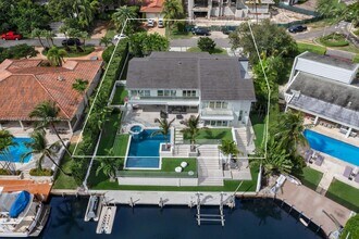 6819 Sunrise Pl in Coral Gables, FL - Foto de edificio - Building Photo