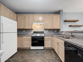 835 Genesee Dr in Naperville, IL - Foto de edificio - Building Photo