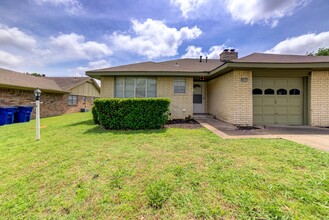 6930 S 67th Ave E-Unit -6930 in Tulsa, OK - Foto de edificio - Building Photo